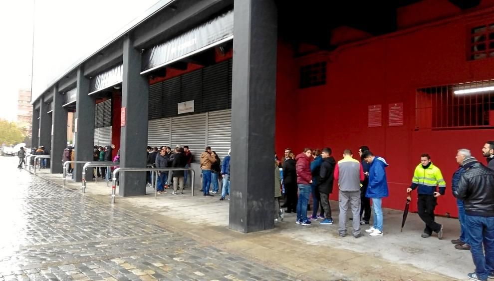 Largas colas para las entradas del Leicester-Sevilla