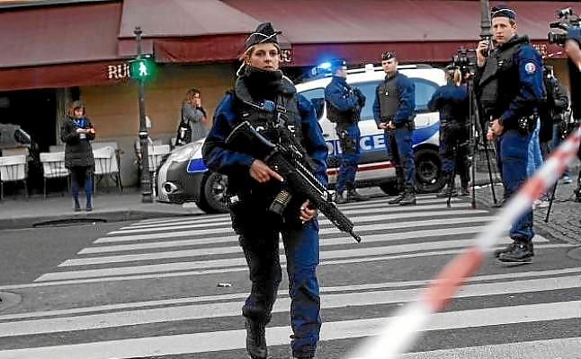 Militares franceses abaten a un hombre que intentaba entrar en el Louvre al grito de "Alá es grande"