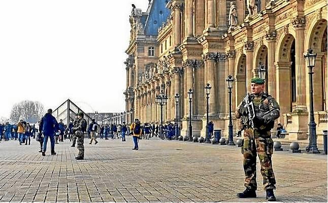 Un militar abre fuego tras ser atacado cerca del Louvre