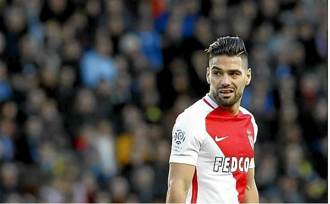 Falcao pone líder en solitario al Monaco