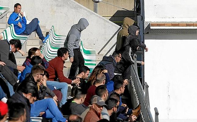 El Betis niega la entrada de pancartas de apoyo a Zozulya en el entreno