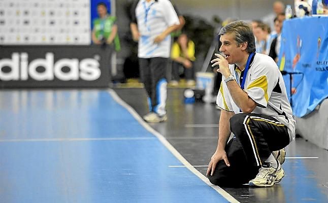 Jorge Dueñas finaliza su etapa con la selección femenina de balonmano