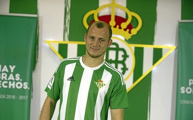 ...Y el Betis "condena" sus "insultos"
