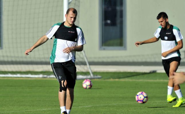 Zozulya trabaja en el gimnasio del Betis a la espera de decidir su futuro