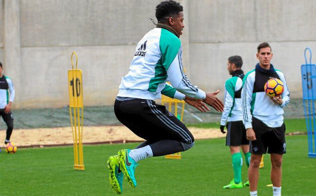 El central holandés Donk vuelve a ejercitarse con el grupo