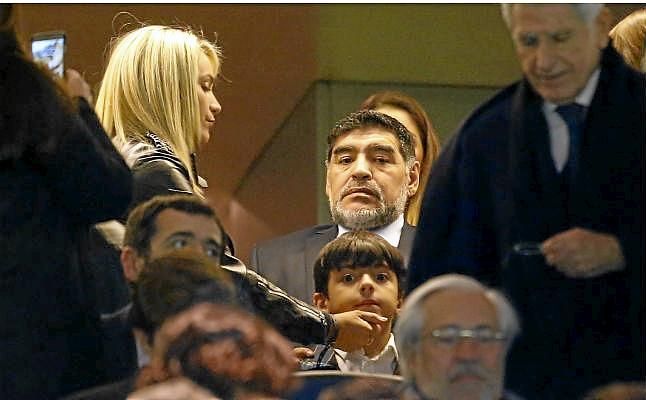 Maradona acapara las miradas en la previa del Real Madrid - Nápoles