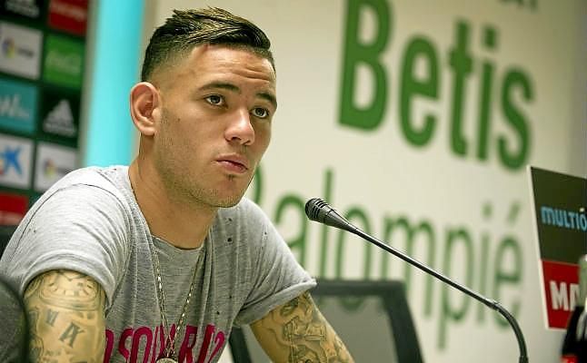 Sanabria: "Tengo ganas de jugar contra el Sevilla por la importancia que tiene un derbi"