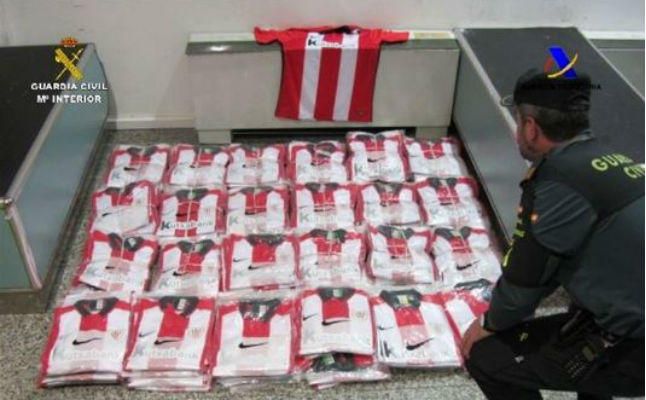 Incautan 241 camisetas falsificadas del Athletic en el aeropuerto de Bilbao