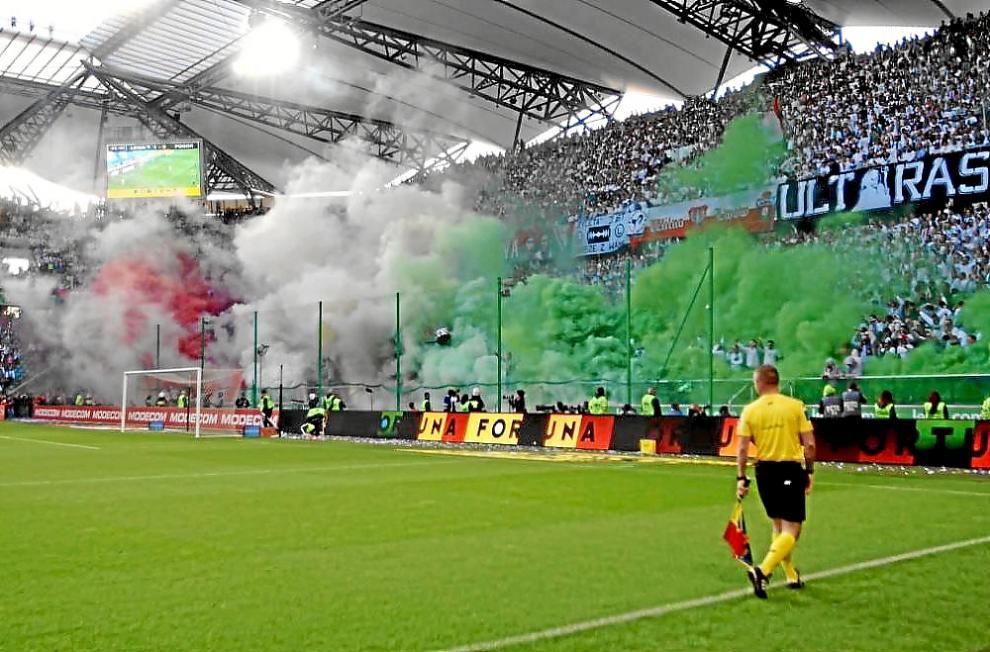 Seguidores del Legia arrasan un club de aficionados del Ajax en Varsovia