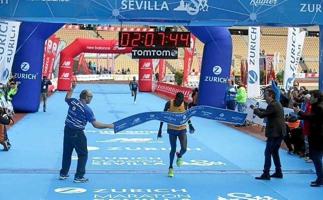 El keniano Erikus Titus gana y establece un nuevo récord del Maratón de Sevilla