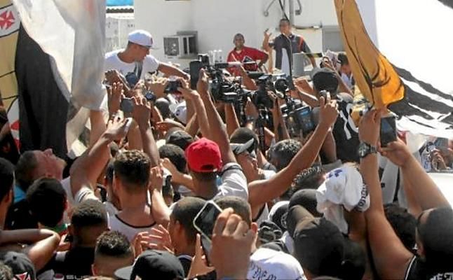 Luis Fabiano es recibido como un héroe por la afición del Vasco da Gama