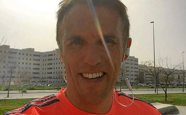 Phil Neville corre por Sevilla con la camiseta del Valencia y se sorprende de la reacción de la gente