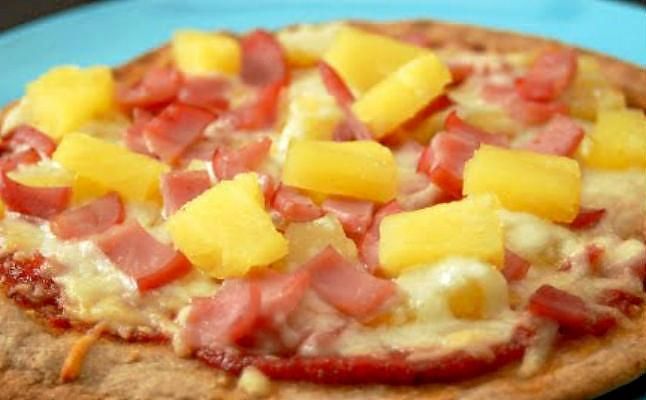 El presidente de Islandia quiere prohibir la piña en la pizza