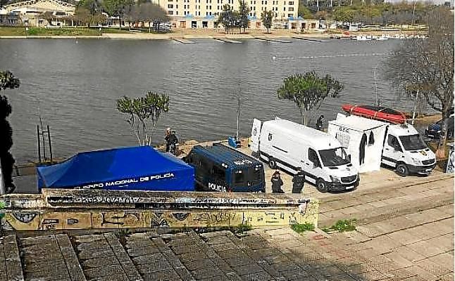 Los buzos vuelven a rastrear la zona de la Barqueta en la cuarta jornada de búsqueda de Marta en el río