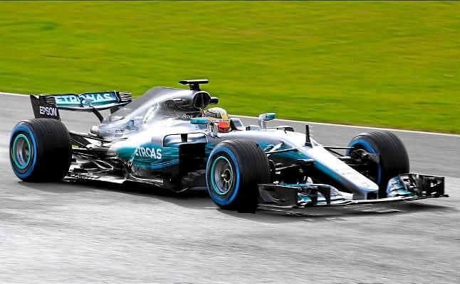 Hamilton y Bottas presentan el W08 con que Mercedes aspira a defender dominio