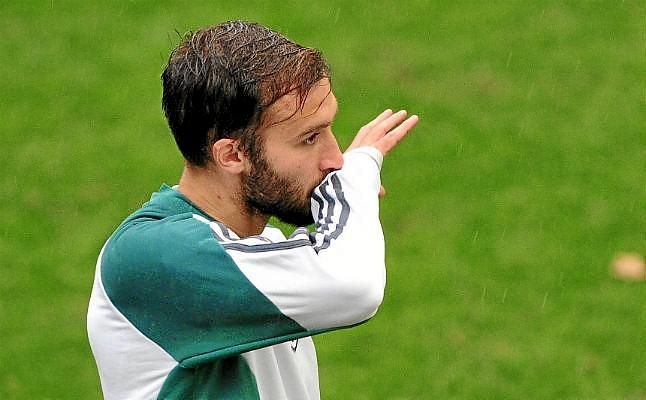 Pezzella admite que la plantilla bética se siente "en deuda con la afición"