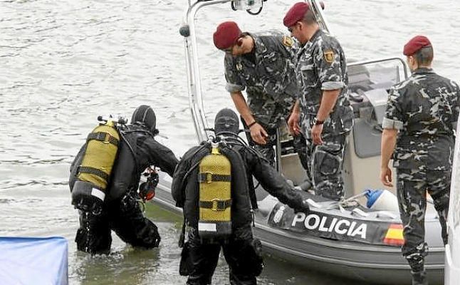 Los buzos comienzan la quinta y posiblemente última jornada de búsqueda de Marta en el río Guadalquivir