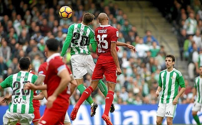 El Sevilla gana por centímetros