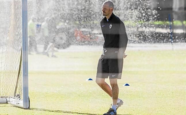 Fernando Soriano, destituido como entrenador del Almería