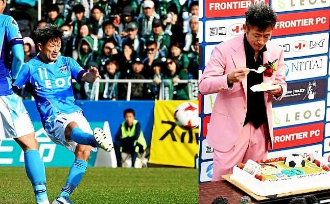 El veterano delantero nipón Kazuyoshi Miura cumple 50 años sobre el terreno de juego