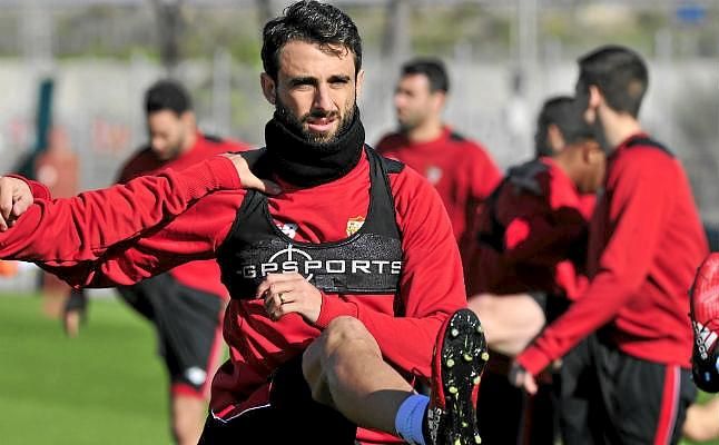 Nico Pareja espera "cumplir otros cien partidos" con la camiseta del Sevilla