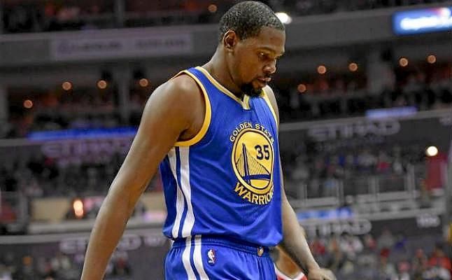 Kevin Durant sufre una hiperextensión en la rodilla izquierda
