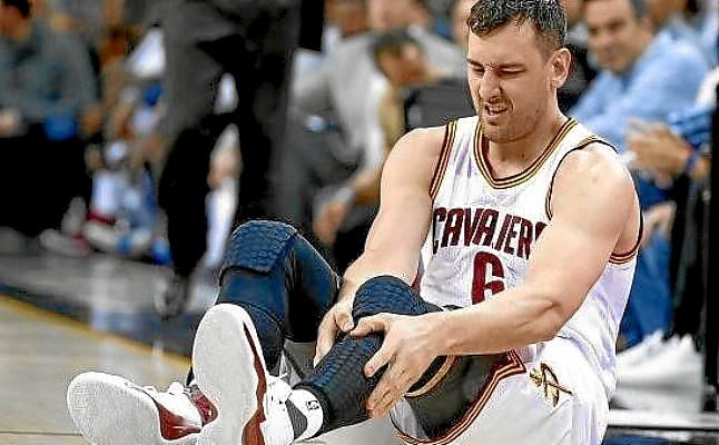 Bogut se rompe la tibia en su debut con los Cleveland Cavaliers
