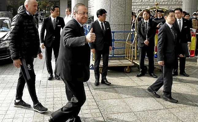 Florentino Pérez llega al hotel del Madrid aclamado por hinchas napolitanos