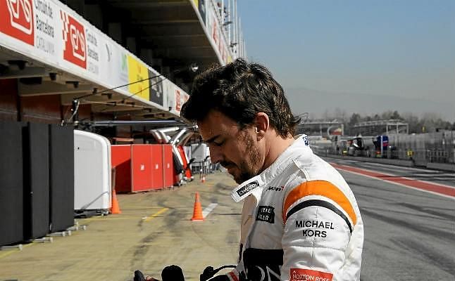 El McLaren de Alonso provoca dos banderas rojas por fallos eléctricos
