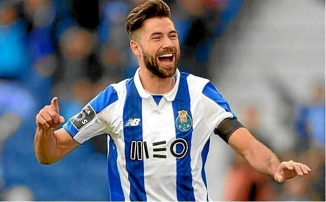 Felipe podría fichar por el Real Madrid, según prensa lusa