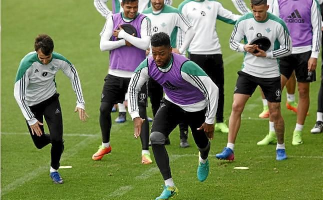 Víctor perfila sus bazas ante Osasuna con toda su plantilla