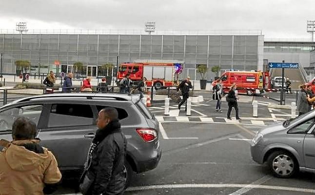 Muere a tiros un hombre tras hacerse con el arma de un militar en el aeropuerto de París-Orly