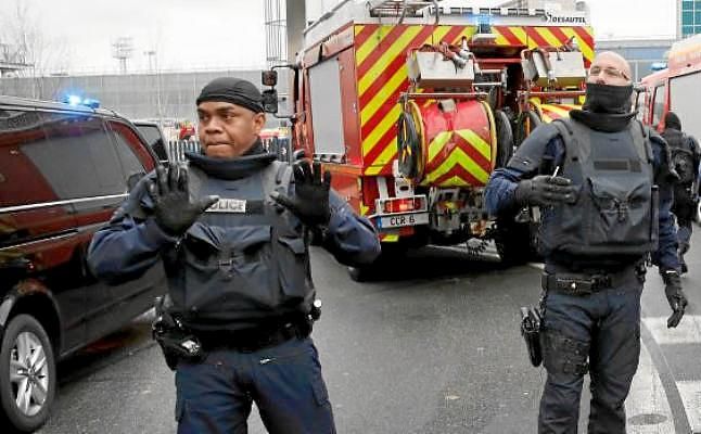 El asaltante de París-Orly tomó como rehén a una militar antes de morir abatido, según testigos