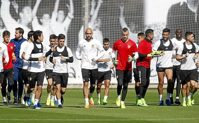 Mario Suárez regresa al grupo en la vuelta al trabajo del Valencia