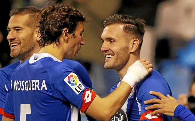 Lucas Pérez visita a sus excompañeros del Depor