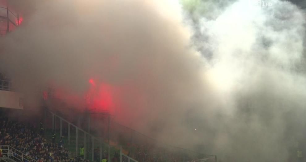 Interrumpen el Italia-Albania por bengalas lanzadas por hinchada visitante