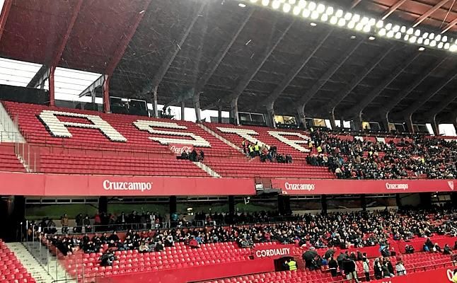 Desalojados aficionados por el crujido de la cubierta del Sánchez-Pizjuán