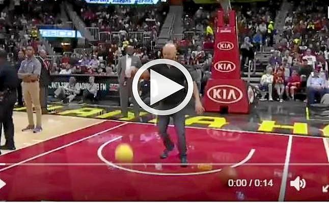 Épico mate de un aficionado de los Hawks al descanso