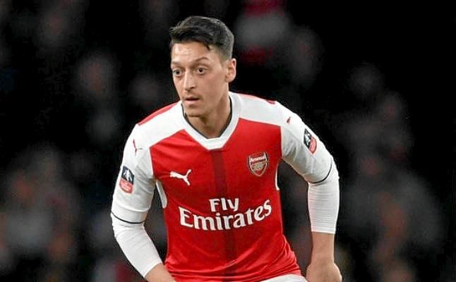 Özil: "Tengo contrato hasta 2018 y estoy muy cómodo en Londres"