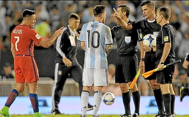 Messi, sancionado con cuatro partidos por insultar a un asistente