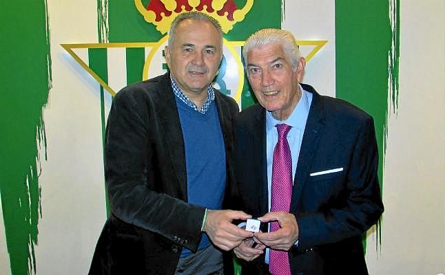 Rogelio, 'La zurda de caoba', premiado por la izquierda imperial de Gordillo