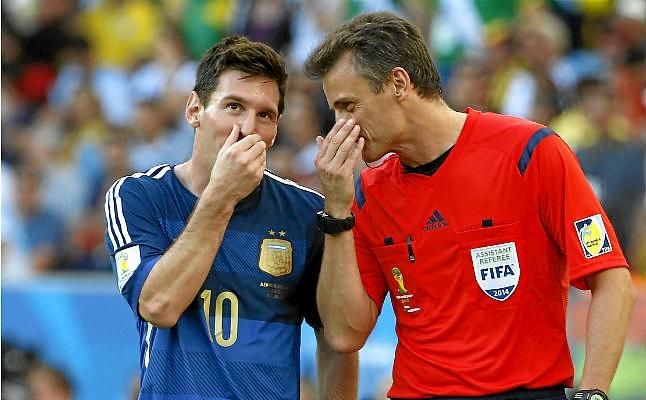 Messi dice que no insultó al árbitro, sino "al aire"