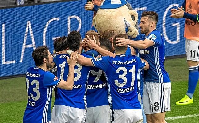 El debut oficial de Coke con el Schalke, tras seis meses de baja