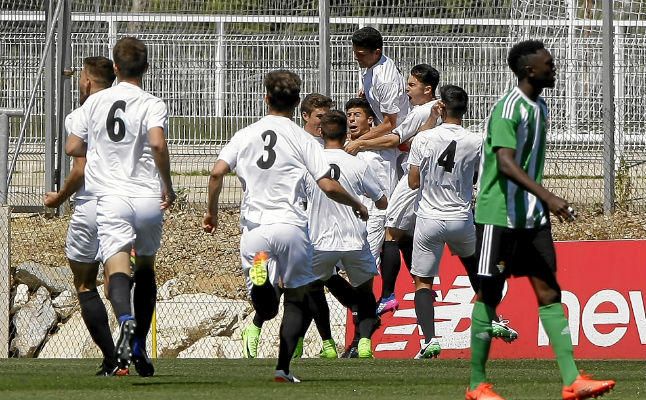 El Sevilla gana el derbi juvenil y peleará el título en la última jornada
