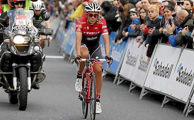 El esloveno Roglic gana en solitario una etapa estresante para Contador