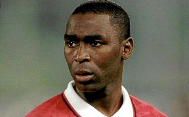 El exjugador del Manchester United Andy Cole se somete a un trasplante de riñón