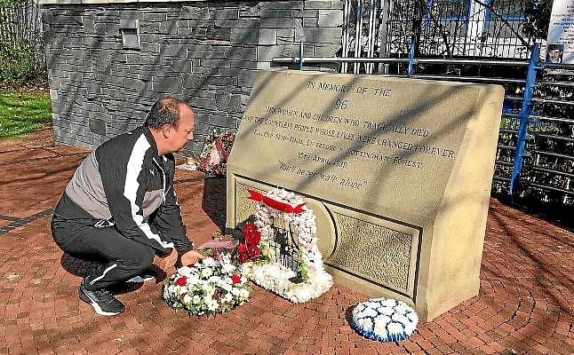 Rafa Benítez visita el monumento a las víctimas de Hillsborough en Sheffield