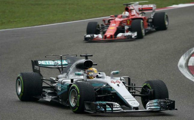 Hamilton gana por quinta vez en China; Sainz, séptimo y Alonso, fuera