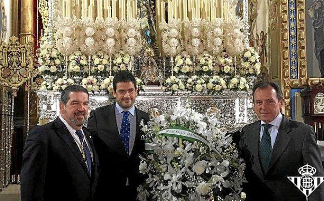 El Real Betis realiza su ofrenda floral a la Hermandad de Santa Genoveva