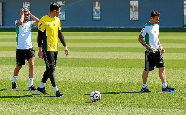 Caras largas en el entrenamiento del Betis